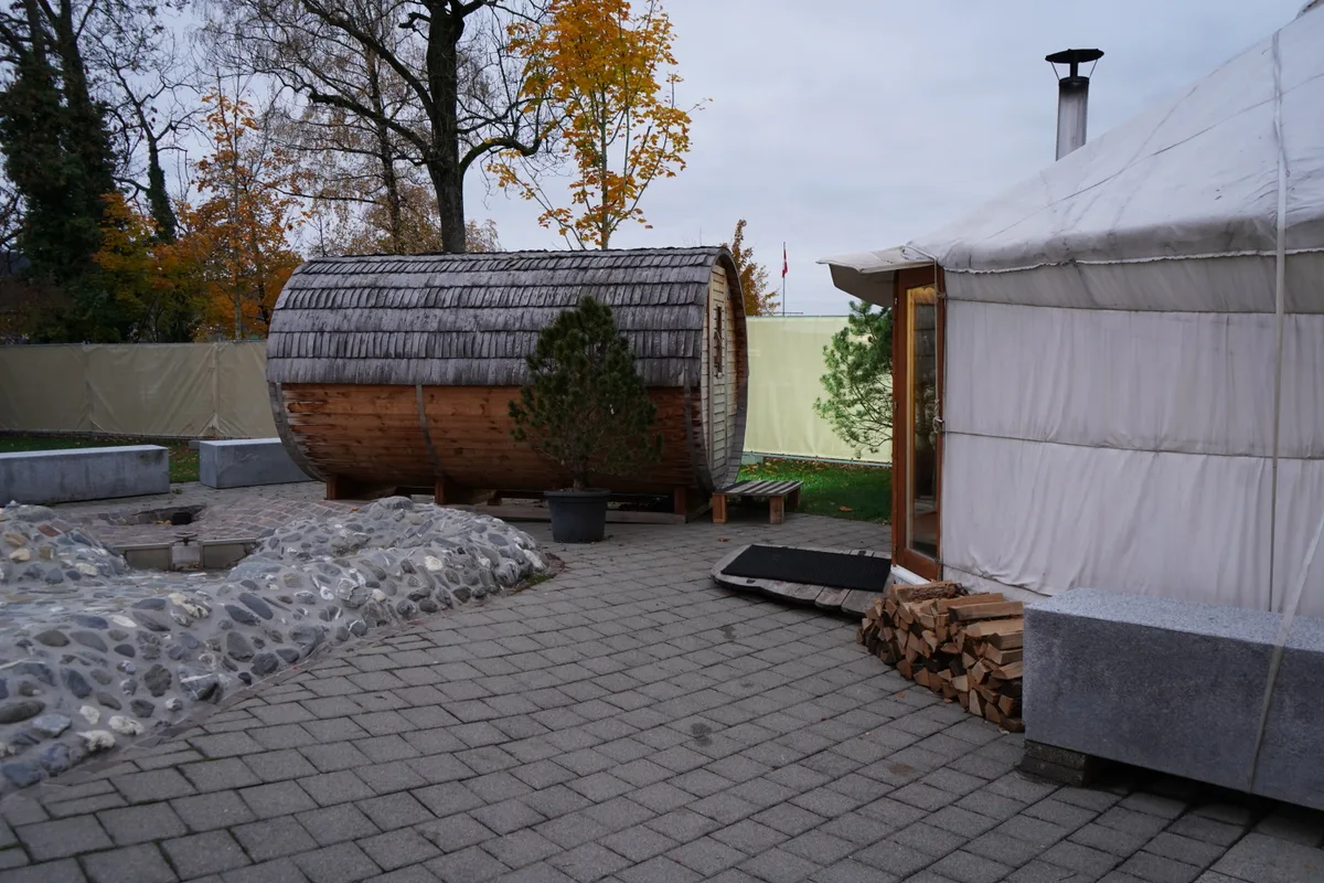 Ein Holzfass und eine Ruhejurte in der Sauna am See.